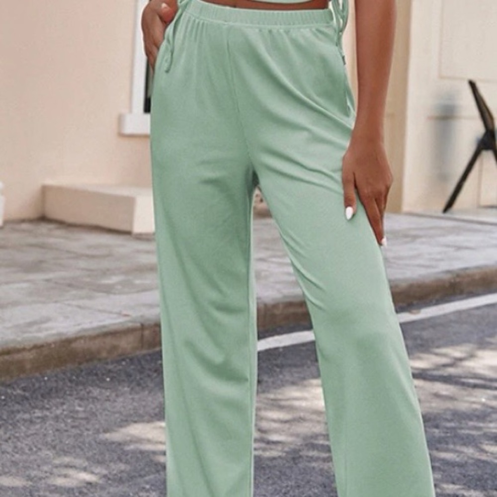NWT Ekouaer Women's Green Jumpsuit Set - Picture 3 of 4